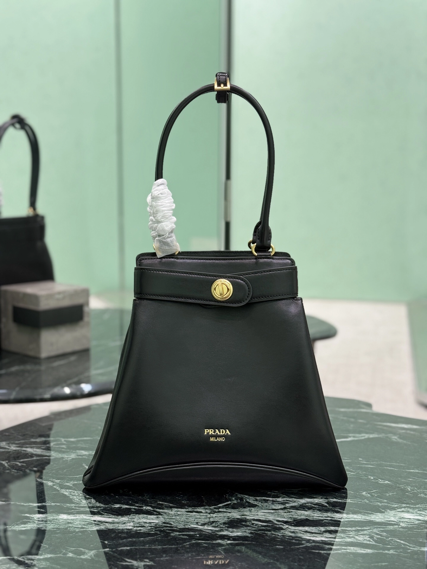プラダ「Prada」レザーショルダーバッグ