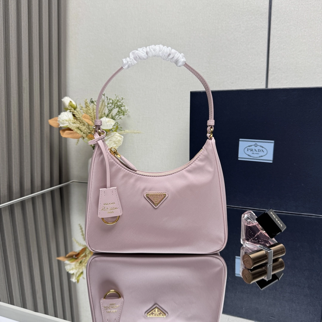 プラダ「Prada」レザーストラップ ホボバッグ