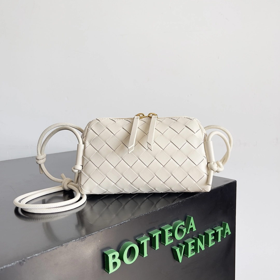 ボッテガ・ヴェネタ「Bottega Veneta」Concert Pouch レザーショルダーバッグ