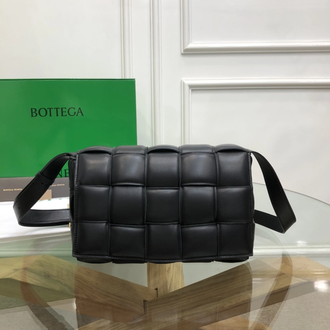 ボッテガ・ヴェネタ「Bottega Veneta」カセット クッションバッグ