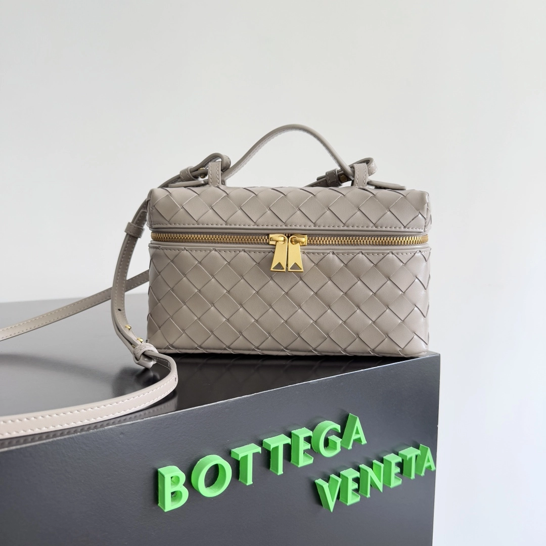 ボッテガ・ヴェネタ「Bottega Veneta」スエード イントレチャート ジップポーチ
