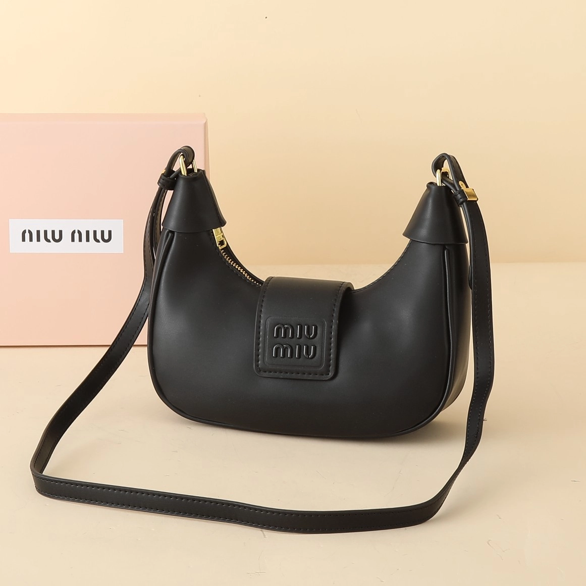 ミュウミュウ アバンチュール 三日月 レザーバッグ「Aventure Bag」
