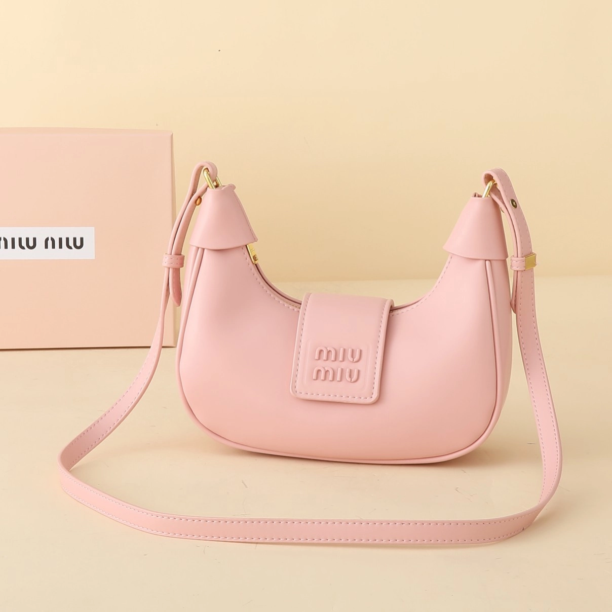 ミュウミュウ アバンチュール 三日月 レザーバッグ「Aventure Bag」