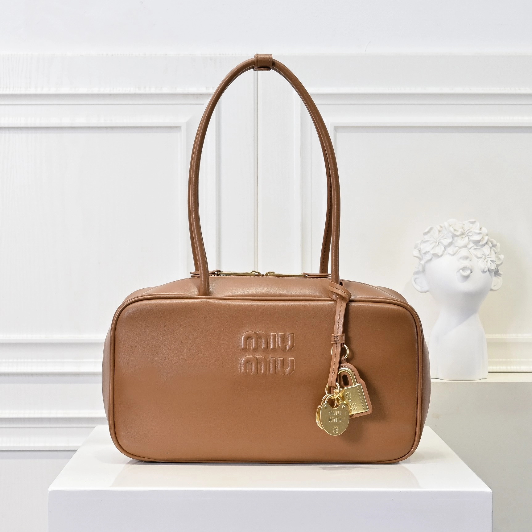 ミュウミュウ ボー レザー ミディアムバッグ「Beau Bag」